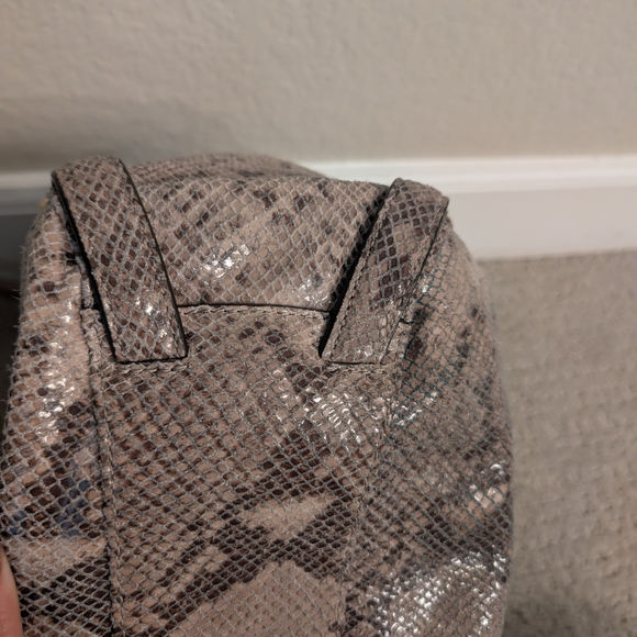 ✨ Like New Michael Kors Snake Print 3 Compartment Shoulder Bag - Tan - Picture 7 of 16